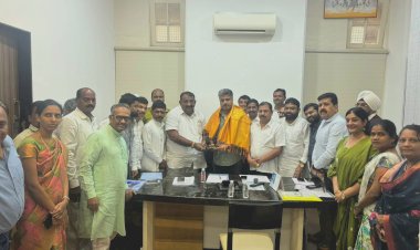 पक्षाच्या राज्य कार्यालयात उद्योग व व्यापार विभागाची बैठक संपन्न    *व्यापाऱ्यांना न्याय मिळवून देणे हीच खरी आपली जबाबदारी* : आ. रोहित पवार*  *उद्योग व व्यापार विभागाला नवी दिशा व नवे बळ देऊ*: *नागेश फाटे*