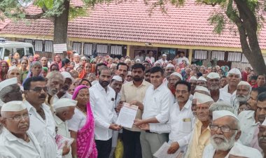 *दिव्यांगप्रमाणे इतरही निराधार लाभार्थींचेही अनुदान वाढवा*   *श्रावणबाळ माता पिता सेवा सामाजिक संघटनेची मुख्यमंत्र्यांकडे मागणी*   *हजारों निराधारांच्या उपस्थितीत प्रदेशाध्यक्ष तानाजी जाधव यांनी दिले निवेदन*   *आ. अभिजीत पाटील यांनी उपस्थित निराधारांच्या प्रश्नासाठी हिवाळी अधिवेशनात आवाज उठविण्याचे दिले आश्वासन* 