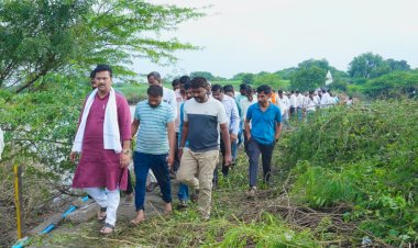 *आमदार अभिजीत पाटील यांच्याकडून सीना नदी काटच्या गावाच्या पूरपरिस्थितीची केली पाहणी*  *शासकीय यंत्रणाना दिले सरसकट पंचनामे करण्याचे आदेश*  *मुख्यमंत्री यांना भेटून माढा, पंढरपूर सह सोलापूर जिल्ह्यातील झालेल्या पूर परिस्थिती नुकसानीचे पंचनामे करून मदत करण्याचे दिले पत्र*  *तहसीलदार, तालुका कृषी अधिकारी यांचे सोबत केली पाहणी