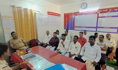 *पंढरपूर ग्रामीण पोलीस स्टेशनमध्ये नवरात्र उत्सव पार्श्वभूमीवर पार पडली बैठक*  *पो.नि. रेखा घनवट यांनी पोलिस पाटील यांच्यासह मंडळ पदाधिकाऱ्यांना दिल्या योग्य सूचना*