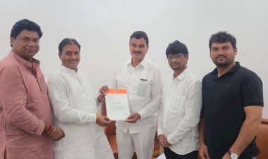 *शेतकऱ्यांना सरसकट एकरी पन्नास हजाराची मदत करा*  महाराष्ट्र नवनिर्माण सेनेचे नेते दिलीप धोत्रे यांची कृषीमंत्री दत्तात्रय भरणे यांच्याकडे मागणी*