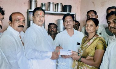  *नुकसानग्रस्त शेतकरी आणि घरांची पडझड झालेल्या कुटुंबांना मनसेच्या वतीने प्रत्येकी रोख  दहा हजार रुपयाची मदत*  *संकट काळात कायम पुढे असणारे मनसे नेते दिलीपबापू धोत्रे यांनी केली तातडीने मदत*