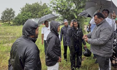 *आ. समाधान आवताडे पडत्या पावसातच अतिवृष्टीबाधित शेतकऱ्यांच्या  बांधावर*  *महसूल आणि कृषी विभागाच्या कामकाजाची केली पाहणी*  *सरकारच्या माध्यमातून सर्वतोपरी मदत मिळवून देण्याचे आ आवताडे यांचे आश्वासन*