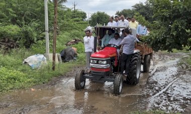 *आ.समाधान आवताडे स्वतः ट्रॅक्टर चालवून पोहोचले शेतकऱ्यांच्या बांधावर*;   *नुकसानग्रस्त शेतकऱ्यांचे सरसकट पंचनामा करण्याचे दिले आदेश*