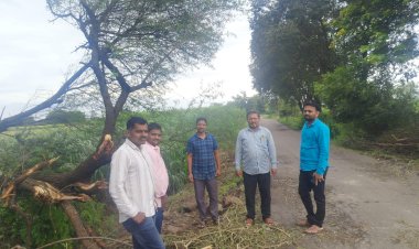 *पोलीस पाटलांनी दाखवलेल्या तत्परतेने वाहतूक झाली सुरळीत*  *रस्त्यात आडवे झालेले झाड बाजूला करीत बजावले कर्तव्य*