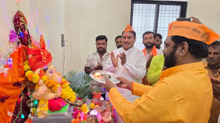 *हॉटेल ग्रँडवर घेतला शिवसेना आणि मनसे नेत्यांनी एकत्रित घेतले स्नेहभोजन*  *जिल्हाप्रमुख अजय दासरी आणि दिलीप धोत्रे यांच्या हस्ते सपन्न झाली श्री गणेशाची एकत्रित आरती*