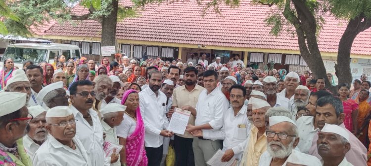 *दिव्यांगप्रमाणे इतरही निराधार लाभार्थींचेही अनुदान वाढवा*   *श्रावणबाळ माता पिता सेवा सामाजिक संघटनेची मुख्यमंत्र्यांकडे मागणी*   *हजारों निराधारांच्या उपस्थितीत प्रदेशाध्यक्ष तानाजी जाधव यांनी दिले निवेदन*   *आ. अभिजीत पाटील यांनी उपस्थित निराधारांच्या प्रश्नासाठी हिवाळी अधिवेशनात आवाज उठविण्याचे दिले आश्वासन* 