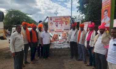 *दीडशे जणांचे प्राण वाचवणाऱ्या मासेमारांचे शिवसेनेकडून सत्कार*   *प्रत्येकी तीन हजार रुपये किमतीचे  किराणा सामान भेट*