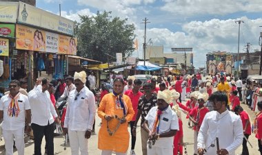 *मनसे नेते दिलीप धोत्रे यांनी धरला लेझीमवर ठेका*!  *पंढरपुरात धम्मचक्र प्रवर्तन दिनानिमित्त भगवान गौतम बुद्ध यांच्या प्रतिमेची मिरवणूक*