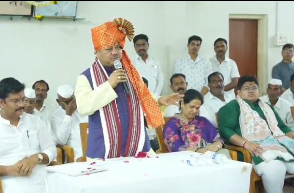 *विठ्ठलच्या पहिल्या साखर पोत्याच्या पूजेचा मान भाजपच्या नेत्याला*  *चेअरमन आ .अभिजीत पाटील यांच्या पाठीशी मुख्यमंत्री फडणवीस ठाम असल्याचा प्रविण दरेकर यांनी केला मोठा खुलासा* 