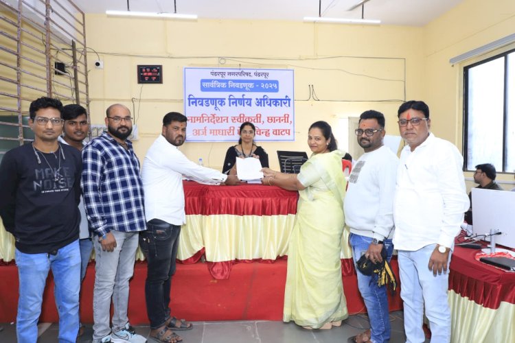 *दिलीपबापूंचे कार्य आणि माहेरची साथ यावरच नशीब आजमाविण्याची तयारी!*  *विठ्ठल परिवाराचा मेळ  घालण्यासाठी घेतलं दोन पावले मागे*   *सौ माधुरीताई धोत्रे  यांची नगरसेवक पदासाठी प्रभाग क्रमांक १७ ब मधून उमेदवारी*