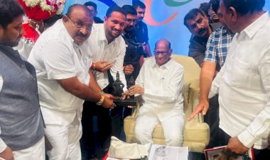 *खा .शरद पवार यांना वाढदिवसानिमित्त 'राष्ट्रवादी व्यापार-उद्योग' विभागाकडून सत्कार*!  *प्रदेशाध्यक्ष नागेश फाटे यांनी शुभेच्या देवून घेतले साहेबांचे आशीर्वाद*