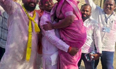 *पंढरीत मनसेचे नेते दिलीप धोत्रे यांच्या मध्यस्थीला मिळाले यश*   *नगराध्यक्षसह  पत्नीचाही मोठ्या मताधिक्याने नगरसेविका पदासाठी विजय* 