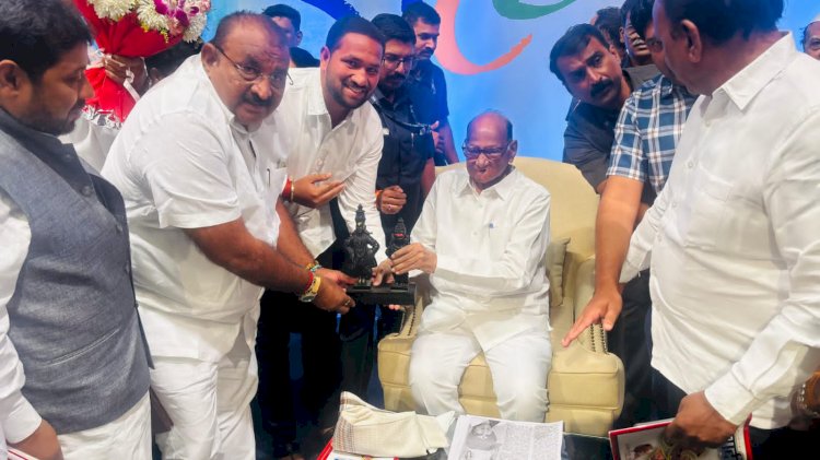 *खा .शरद पवार यांना वाढदिवसानिमित्त 'राष्ट्रवादी व्यापार-उद्योग' विभागाकडून सत्कार*!  *प्रदेशाध्यक्ष नागेश फाटे यांनी शुभेच्या देवून घेतले साहेबांचे आशीर्वाद*