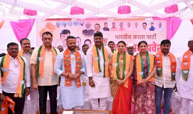 *समाधान काळेसह काळे गटातील उमेदवारांचा भाजपमध्ये प्रवेश*   *सर्व जागा जिंकून देण्याची भाजपला दिली हमी*  *पालकमंत्री ना. जयकुमार गोरे यांचेकडून  ताकद देण्याचे  आश्वासन 