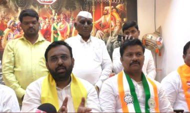 अजून.. आम्ही एक झालो..!*  *विठ्ठल सह साखर कारखान्याचे आजी-माजी चेअरमननी केले जाहीर*  *मनसे नेते दिलीप धोत्रे यांच्या कार्यालयात केली घोषणा*