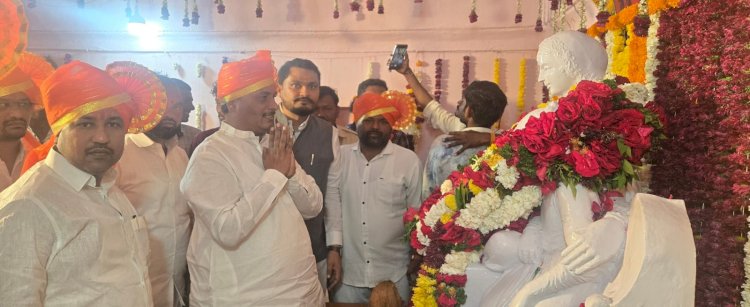 *मनसेचे नेते दिलीपबापू धोत्रे यांनी सिंदखेड राजा येथील माँसाहेब जिजाऊंना केले अभिवादन*