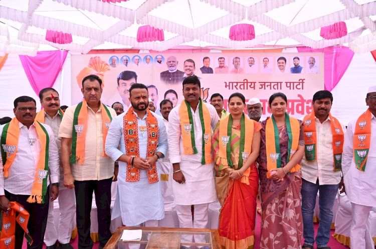 *समाधान काळेसह काळे गटातील उमेदवारांचा भाजपमध्ये प्रवेश*   *सर्व जागा जिंकून देण्याची भाजपला दिली हमी*  *पालकमंत्री ना. जयकुमार गोरे यांचेकडून  ताकद देण्याचे  आश्वासन 