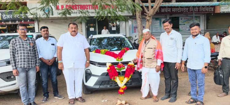 *श्री विठ्ठल अर्बन को-ऑपरेटिव्ह क्रेडिट सोसायटीच्या वाहन कर्ज योजना*  *ज्ञानेश्वर भगवान बागल व भगवान तुकाराम बागल महाराज यांना चेअरमन नागेश फाटे यांच्या हस्ते टाटा नेक्सन ही  चारचाकी