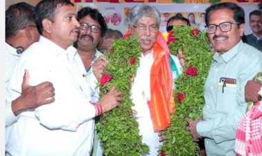 *पत्रकारांच्या मुला - मुलींच्या करिअर साठी केलेल्या मदतीबद्दल मंत्री चंद्रकांत (दादा) पाटील यांचा बार्शीत पत्रकारांच्या वतीने सत्कार*