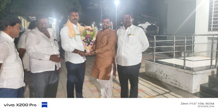 *निवडणूक संपताच वाखरी गटात जपली संस्कृती !*  *उमेदवार मिस्टरानी भेटून दिल्या एकमेकांना शुभेच्छा*   *समाधान काळे यांना वाढदिवसानिमित्त संतोष बागल यांनी दिल्या शुभेच्छा* 