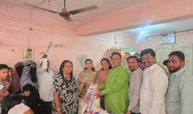 *प्रभाग क्रमांक 17 मधील नागरिक नगरसेविका माधुरीताई धोत्रे वरती जाम खुश*  *पंढरीत मनसेच्या वतीने मुस्लिम बांधवांनाही भेटवस्तू वाटप करून दिला सर्वधर्म समभावचा संदेश*