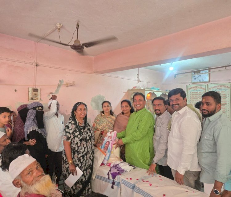 *प्रभाग क्रमांक 17 मधील नागरिक नगरसेविका माधुरीताई धोत्रे वरती जाम खुश*  *पंढरीत मनसेच्या वतीने मुस्लिम बांधवांनाही भेटवस्तू वाटप करून दिला सर्वधर्म समभावचा संदेश*