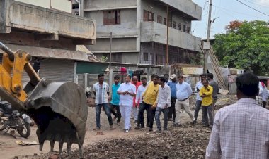 *अपघातातून सावरल्यानंतर मनसे नेते दिलीप धोत्रे पुन्हा जनसेवेसाठी मैदानात*  *बापूंच्या विकासकामांच्या पाहणीने जनसेवेला नवीन सुरुवात*