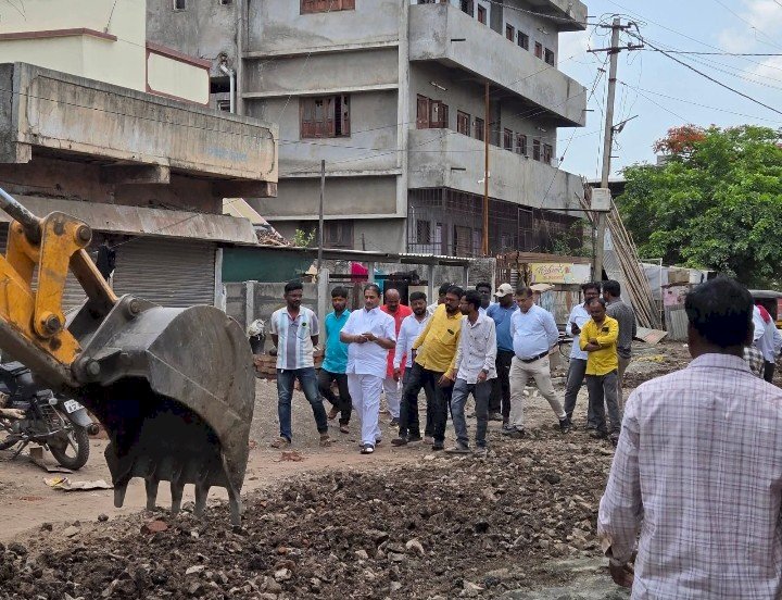 *अपघातातून सावरल्यानंतर मनसे नेते दिलीप धोत्रे पुन्हा जनसेवेसाठी मैदानात*  *बापूंच्या विकासकामांच्या पाहणीने जनसेवेला नवीन सुरुवात*