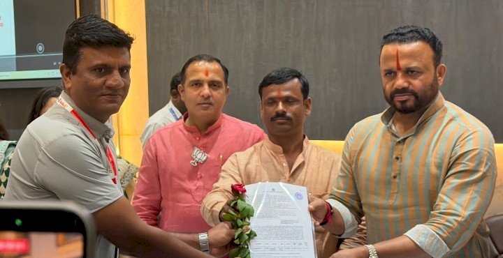 “*९८ केंद्रप्रमुखांची नियुक्ती; सोलापूरच्या शिक्षण व्यवस्थेला नवे नेतृत्व!”  नूतन शिक्षण सभापती चेतनसिंह केदार-सावंत यांच्या कारकिर्दीत लागला मुहूर्त*  *पालकमंत्र्यांच्या हस्ते केले 98 जणांना नियुक्ती पत्रांचे वाटप*