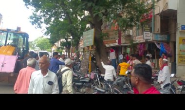 *पंढरीत आषाढी वारीनिमित्त फुटपाथ अतिक्रमण मुक्त करण्यासाठी जिकिरीचे प्रयत्न*    *प्रशासनाकडून अतिक्रमण हटाव मोहीम जोरदार सुरू* 