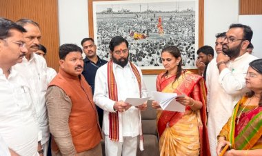 *पंढरीत आलेल्या भाविकांना सेवा सुविधा पुरविण्यासाठी वैशिष्ट्यपूर्ण योजने अंतर्गत५ कोटींचा निधी मंजूर*  *नगराध्यक्षा डॉ.प्राणितीताई भालके यांच्या मागणीची सरकारकडून दखल*  *उपमुख्यमंत्री ना.एकनाथ शिंदे यांनी मंजुरी देत  नगराध्यक्ष  यांच्याकडे चक्क हातात दिला निधीचा जी आर.*