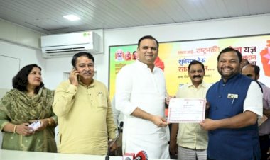 पंढरीचे सामाजिक कार्यकर्ते यांचेडून मुंबईत  रक्तदान*  *मुख्यमंत्री ना.फडणवीस यांच्या वाढदिवसानिमित्त भाई नितीन काळे यांची रक्तदान*