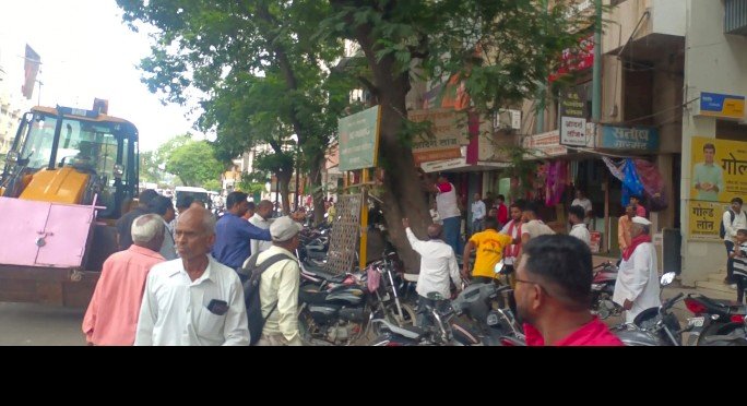 *पंढरीत आषाढी वारीनिमित्त फुटपाथ अतिक्रमण मुक्त करण्यासाठी जिकिरीचे प्रयत्न*    *प्रशासनाकडून अतिक्रमण हटाव मोहीम जोरदार सुरू* 