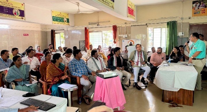 *आषाढी वारीसाठी सोलापूर जिल्हा परिषद आरोग्य विभाग सज्ज*   *कासेगाव येथील नियोजनाच्या आढावा  बैठकीत  जिल्हा परिषद शिक्षण व आरोग्य समितीचे सभापती चेतनसिंह केदार सावंत  यांच्या सुविधा देण्यासंदर्भात सूचना*