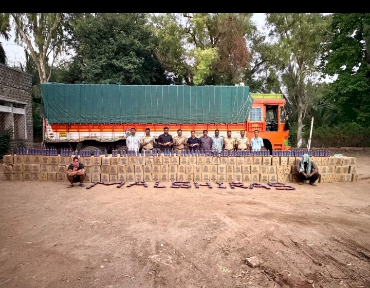 *राज्य उत्पादन शुल्क भरारी पथकाची गोवा बनावटीच्या विदेशी मद्य वाहतूकीवर धडक कारवाई*    *1 कोटी 24 लाख 71 हजार  रुपयांचा मुददेमाल जप्त*