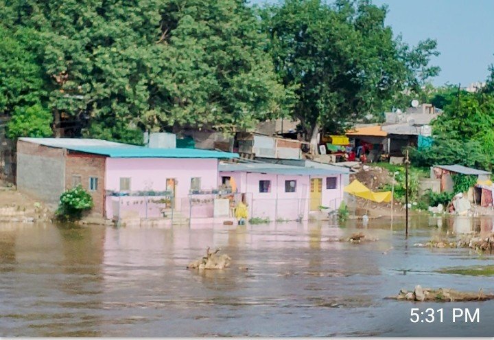 *संभाव्य पूर परिस्थितीचा सामना करण्यासाठी नगरपालिका प्रशासन सज्ज*    *मुख्याधिकारी महेश रोकडे यांची माहिती*  *चंद्रभागा नदीने पाण्याची इशारा पातळी ओलांडली*