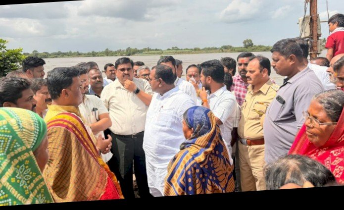 *चंद्रभागेच्या पूर परिस्थितीत नागरिकांना त्रास न होता सेवा पुरवण्यासाठी दक्ष रहा*  *पंढरपूरचे आ. समाधान आवताडे यांचेकडून प्रशासनाला सतर्कतेचे निर्देश*