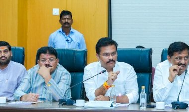 *गंभीर दुष्काळी परिस्थितीतही शेतकऱ्यांना सरकारने अतिनियम घालण्याच्या भानगडीत पडू नये*  *जिल्हा नियोजन समितीच्या बैठकीत आ.अभिजीत पाटलांनी  उठवला आवाज*