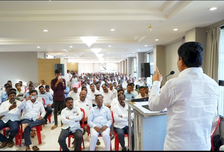 *सावंत पुन्हा निवडणुकीच्या मैदानात ; राजकीय पक्षाच्या उमेदवारीचे संकेत*  *शिक्षकांच्या प्रश्नांसाठी लढा सुरूच ठेवणार असल्याची पंढरपूरमधील कार्यकर्ता मेळाव्यात माजी शिक्षक आमदार दत्तात्रय सावंत यांची भूमिका*