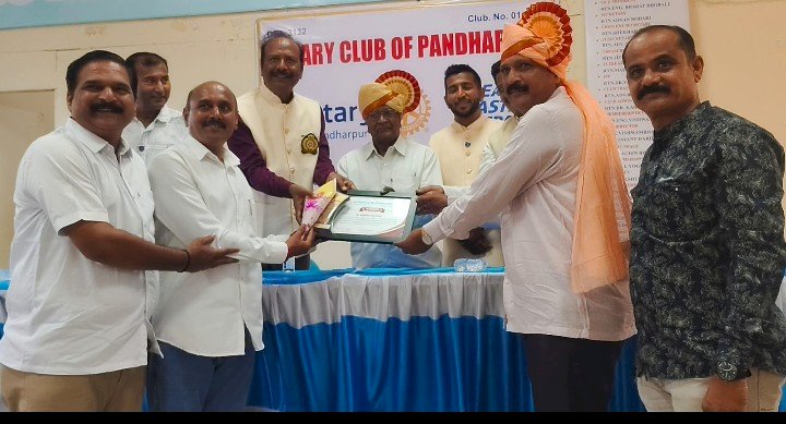 *रोटरी क्लब पंढरपूरतर्फे मुख्याध्यापक काशिनाथ गोगाव यांचा ‘नेशन बिल्डर अवॉर्ड’ने    सन्मानित* *३० वर्षांच्या शैक्षणिक सेवेला मानाचा मुजरा; शिक्षक दिनाच्या पार्श्वभूमीवर उल्लेखनीय कार्याचा सन्मान*