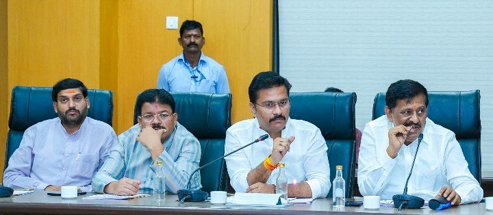 *गंभीर दुष्काळी परिस्थितीतही शेतकऱ्यांना सरकारने अतिनियम घालण्याच्या भानगडीत पडू नये*  *जिल्हा नियोजन समितीच्या बैठकीत आ.अभिजीत पाटलांनी  उठवला आवाज*