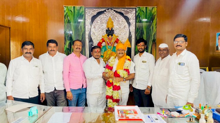 चेअरमन अभिजीत पाटील यांचा उत्कृष्ठ कामगिरीबद्द्ल सत्कार