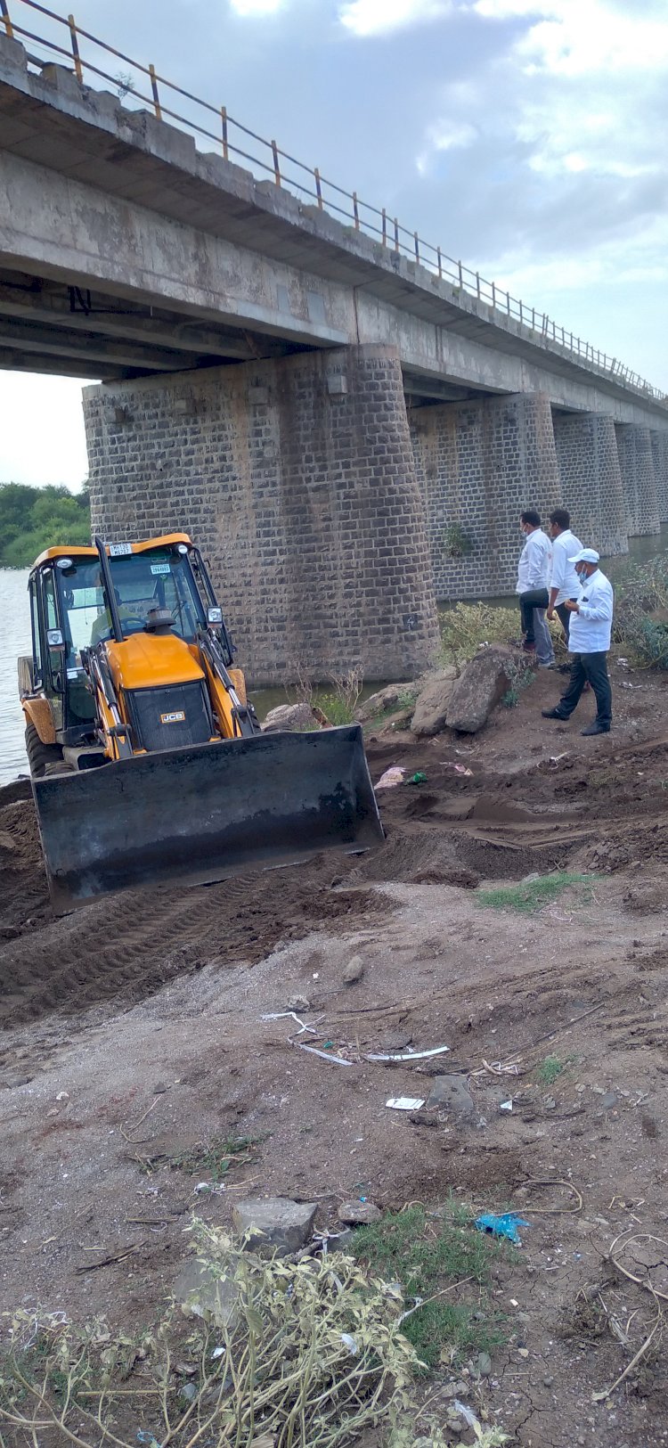 पंढरपुर शहरातील वाळू उपशावर कारवाई दोन होड्या जमीनदोस्त, वाळू साठा केला नष्ट!
