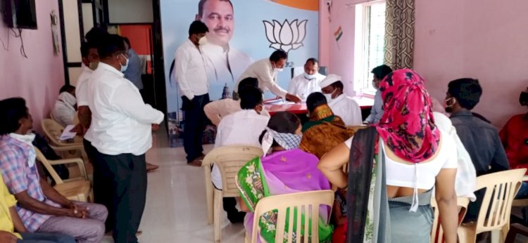 *आ.समाधान आवताडे यांचा पंढरपूर भागासाठी संपर्कही वाढला !* *आमदार यांच्या भेटीसाठी या भागातील नागरिकांची संपर्क कार्यालयात लागली गर्दी वाढायला ** *पंढरपूरच्या जनतेला अल्पावधीतच मिळू लागला कामाबद्दल मोठा विश्वास*