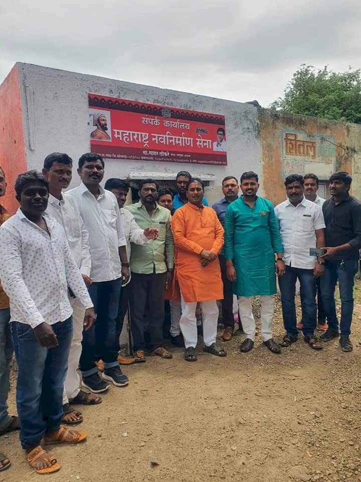 *माढा तालुका मनसेच्या संपर्क कार्यालयाचे उद्घाटन*,, ------ *तालुक्यातील अंबाड येथे मनसेचे नेते दिलीप धोत्रे अन प्रशांत गिड्डे यांच्या उपस्थितीत उघडले कार्यालय*