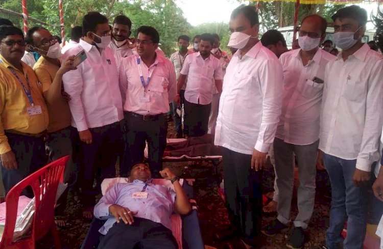 पंढरीतील तहसील कार्यालयातील रक्तदान शिबिरास उत्स्फूर्त प्रतिसाद! तहसीलदार बेल्हेकर यांच्या आवाहनामुळे केले 351 जणांनी रक्तदान
