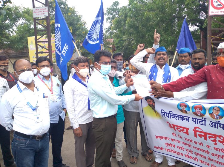 *पोलीस निरीक्षकाच्या निलंबनासाठी आरपीआयची निदर्शने*. *पंढरपूर ग्रामीण पोलिस ठाण्याचे पोलीस निरीक्षक प्रशांत भस्मे यांची तडकाफडकी बदली*.