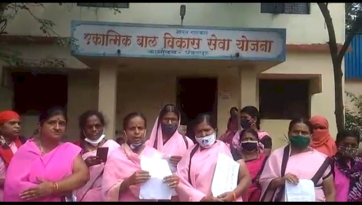 अंगणवाडी सेविकांना निकृष्ट दर्जाचे फोन*, *सेविकांचे आंदोलन*.
