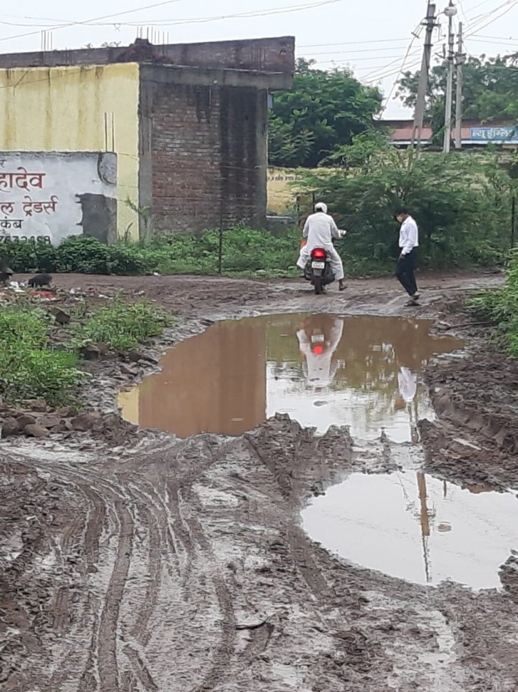 *करकंब मधील नागरिकांकडून होतेय विचारणा* *कोणी रस्ता देता का रस्ता?*
